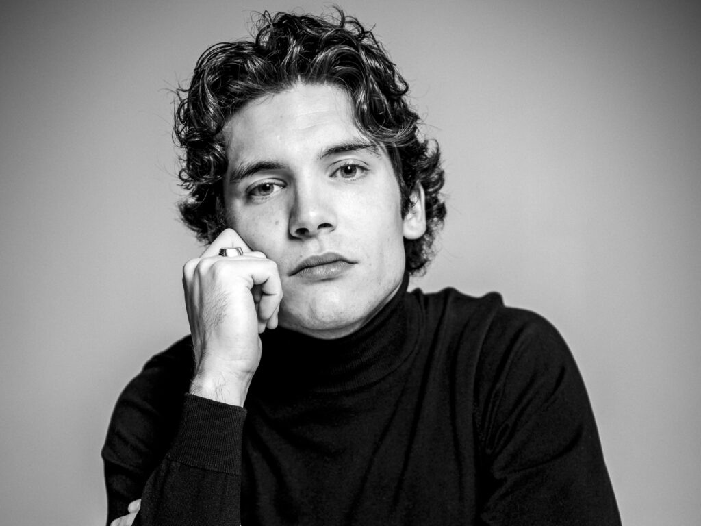 Joven sentado
